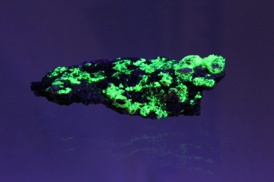 Uranopilite Glowing under UV Light