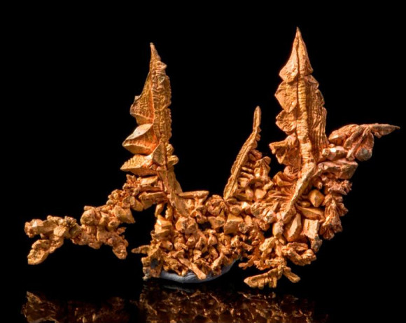 Spinel-twinned group of Native Copper Crystals: Bisbee, Arizona (5.3 cm, specimen and photo © Joe Budd & irocks.com)