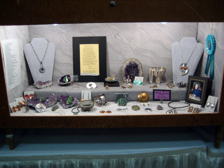Where to Find Rocks | Best Practices Guide to Gem Show Display Case Design